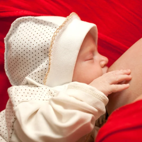 O bebê recém-nascido amamentando de perto — Fotografia de Stock
