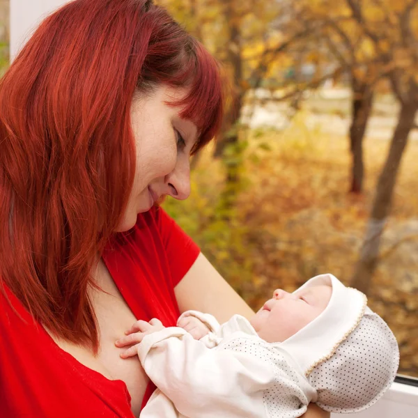 Mãe e bebê recém-nascido olhando e sorrindo . — Fotografia de Stock