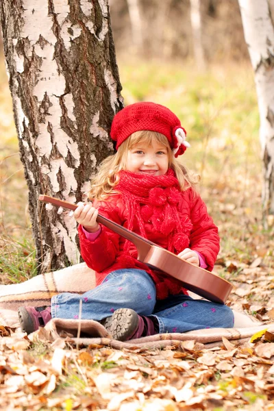 Rolig liten flicka spela gitarr — Stockfoto