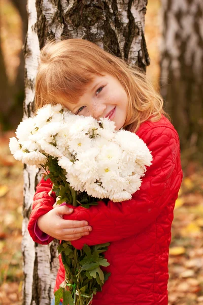 Liten flicka med bukett vita blommor för mamman. — Stockfoto