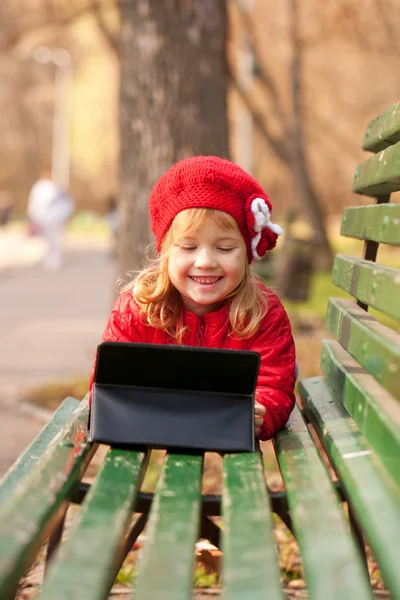 Feliz sorrindo menina usando tablet — Fotografia de Stock