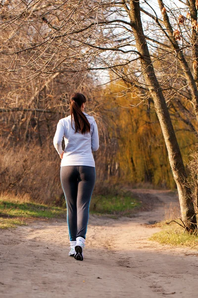 Uma jovem a correr. Vista traseira . — Fotografia de Stock