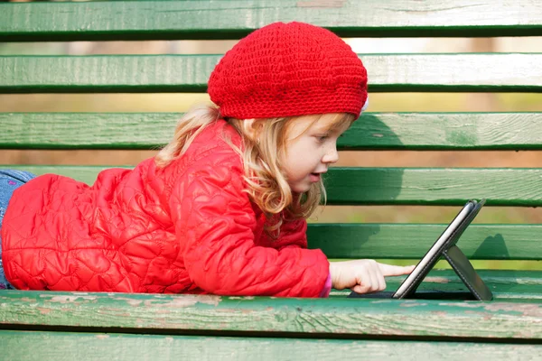 Feliz niña sonriente trabajando con la tableta PC Fotos De Stock Sin Royalties Gratis