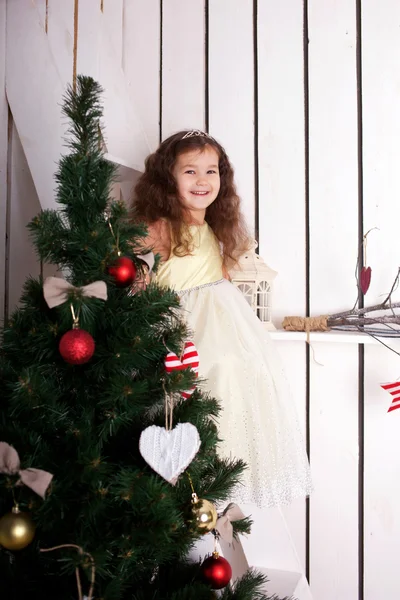 Joyeux élégant petite fille décorant arbre de Noël — Photo