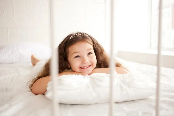 Hübsches kleines Mädchen wacht morgens auf. — Stockfoto
