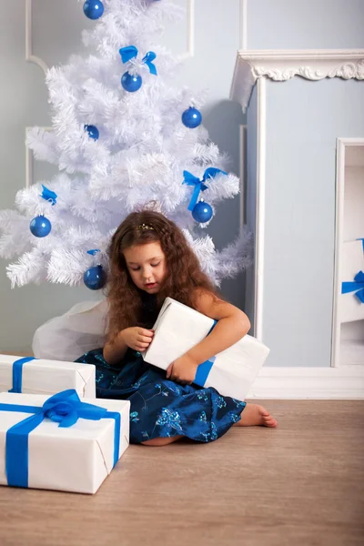 Glückliches kleines Mädchen mit Geschenken. Weihnachtskonzept — Stockfoto