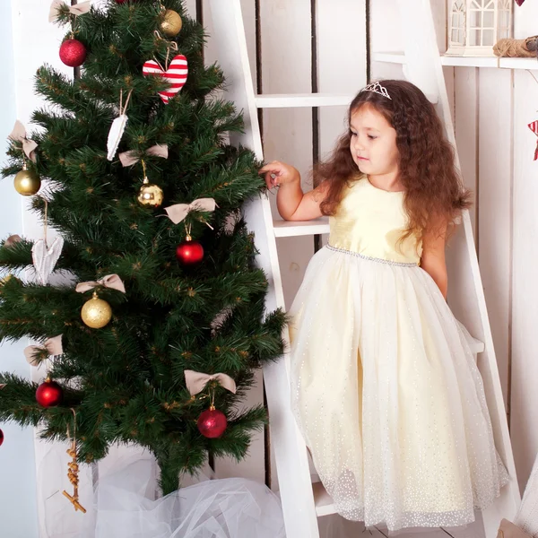 Glad liten tjej dekorera julgran. — Stockfoto