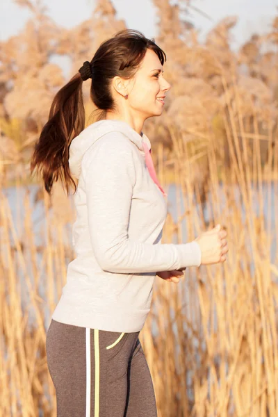 Mujer corriendo al aire libre. concepto de estilo de vida saludable . — Foto de Stock