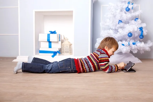 Niño usando tableta PC. Concepto de generación de computadoras . — Foto de Stock