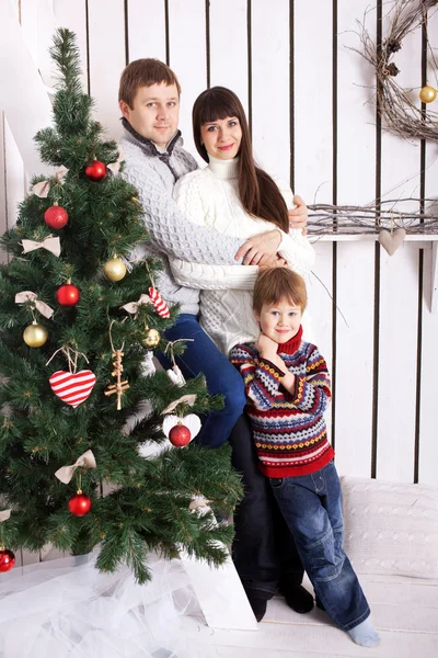 Família engraçada perto da árvore de Natal . — Fotografia de Stock