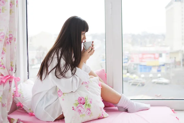 Adorável jovem mulher bebendo seu café da manhã — Fotografia de Stock