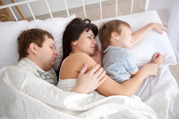 Gelukkig familie knuffelen en slapen. — Stockfoto