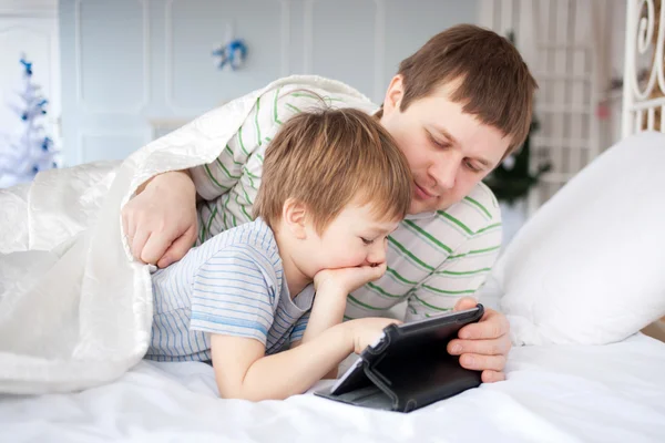 Otec a syn hraje na tabletu — Stock fotografie