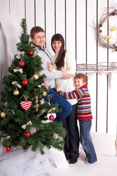 幸福的家庭。圣诞、 新年节日概念. — 图库照片