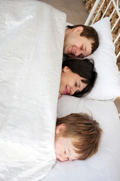 Šťastné rodiny objímání a spaní. — Stock fotografie
