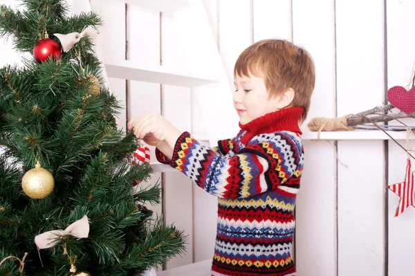 Criança feliz decorando a árvore de Natal — Fotografia de Stock