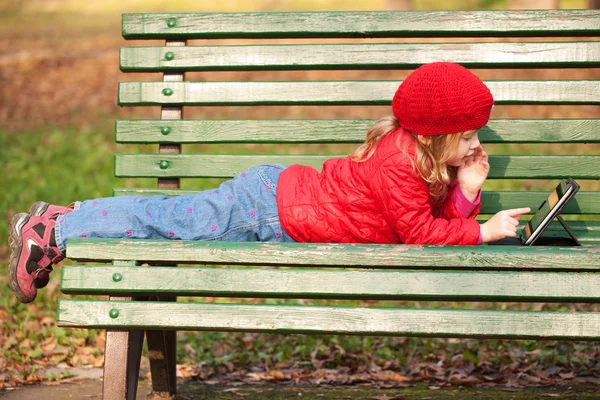 Gelukkig klein kind werken met tablet pc — Stockfoto