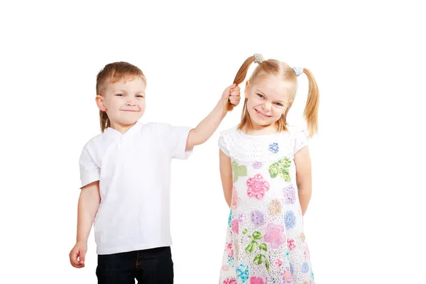 Kinderen houden. paar kleine kinderen — Stockfoto