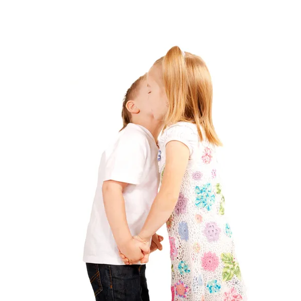 Un par de niños, niños y niñas tomados de la mano y besándose. Amor y —  Fotos de Stock