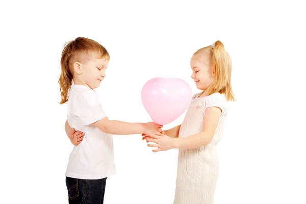 Niño pequeño dando a niña un corazón, concepto del día de San Valentín . —  Fotos de Stock