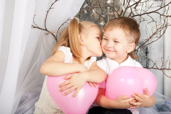 Un par de niños abrazándose, besándose —  Fotos de Stock