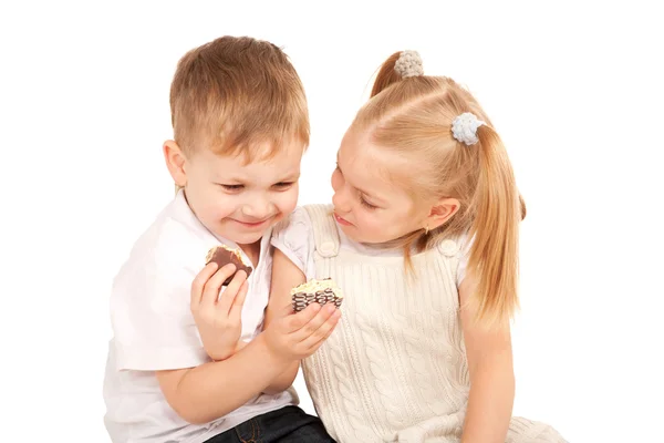 Couple d'enfants se nourrissant mutuellement des biscuits . — Photo