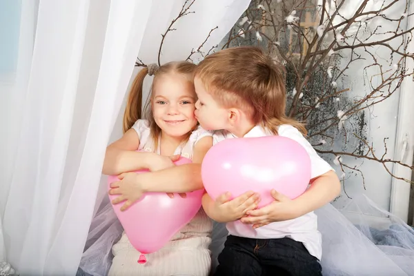 Kleine paar Kinder küssen sich — Stockfoto