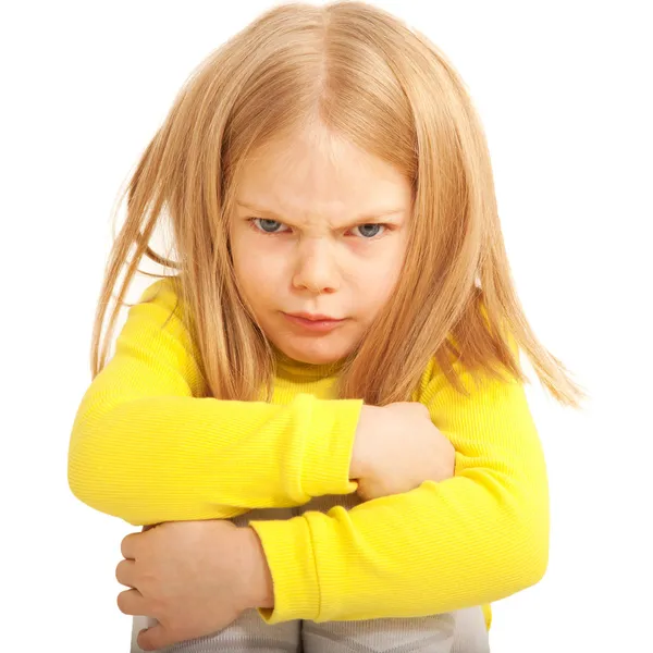 Pequena criança triste e zangada . — Fotografia de Stock