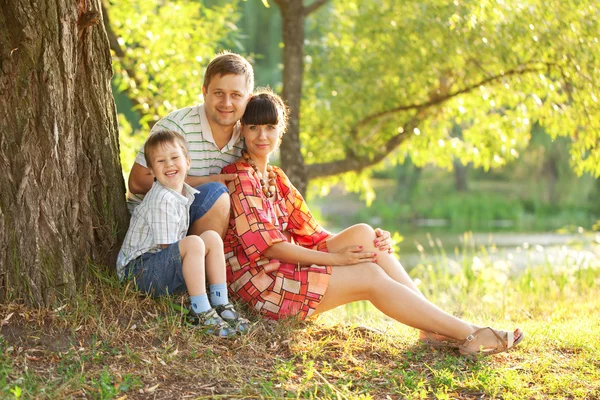 Padre, madre e hijo en el parque . — Foto de Stock