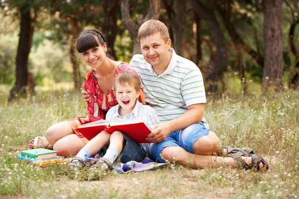 Feliz família lendo juntos . — Fotografia de Stock