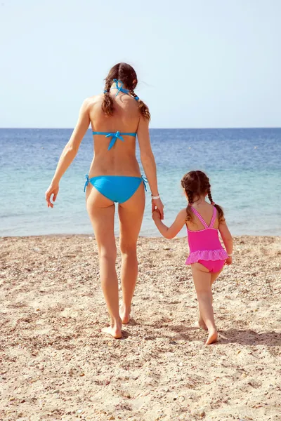 Мать и дочь на песчаном пляже . — стоковое фото