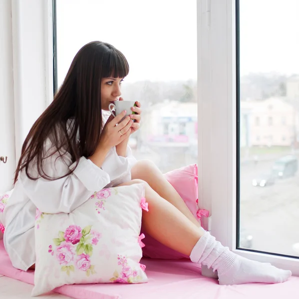 Jonge vrouw drinken koffie in de ochtend — Stockfoto