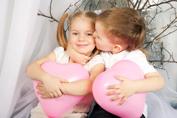 Kleine paar Kinder, die sich umarmen. Liebeskonzept. — Stockfoto