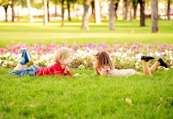 Letní prázdniny a děti štěstí. — Stock fotografie