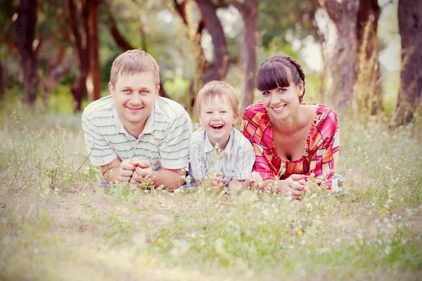 Padre, madre e figlio nel parco. Vacanze estive . — Foto Stock