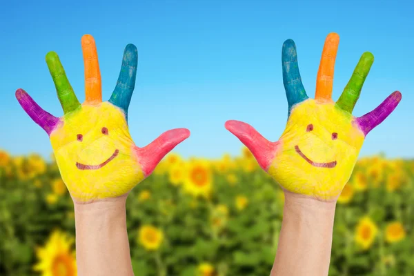 Duas mãos sorridentes no dia ensolarado do verão . — Fotografia de Stock
