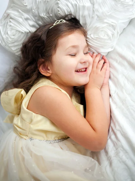 Feliz sorrindo garoto dormindo — Fotografia de Stock