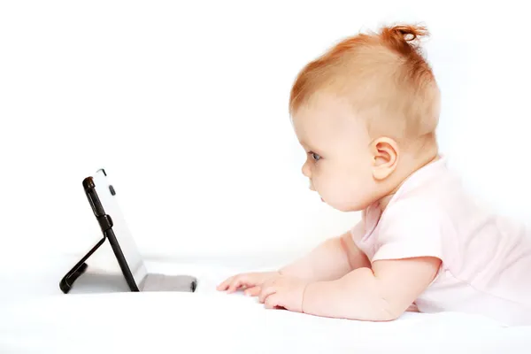 Pequeno bebê com tablet pc em casa — Fotografia de Stock