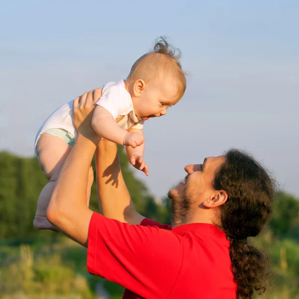 Pai e bebê brincando ao ar livre . — Fotografia de Stock