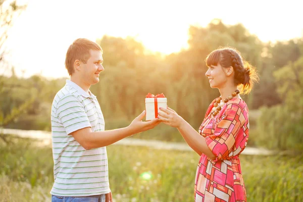 Valentine gåva. lyckliga par i kärlek tillsammans — Stockfoto