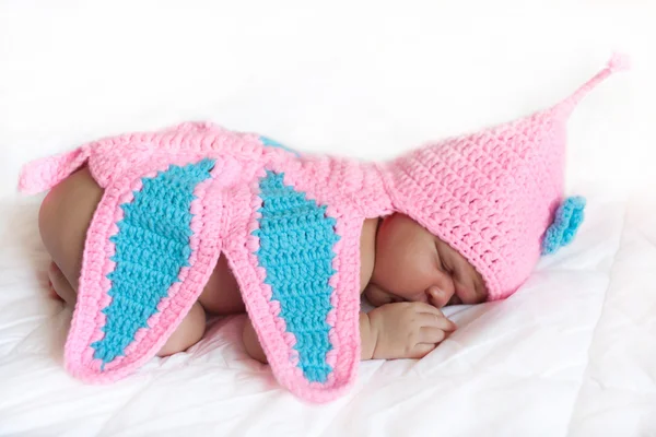Mulatt nyfödd baby flicka sover — Stockfoto