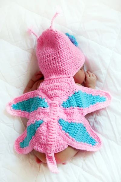 蝶のように眠っているムラート新生児 — ストック写真