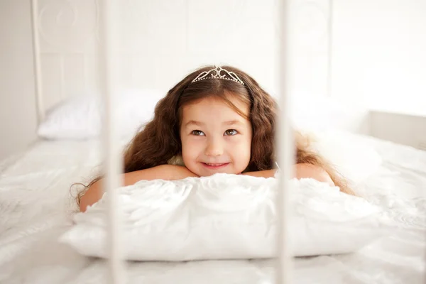 Criança sorridente feliz acordando — Fotografia de Stock