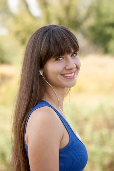 Frau hört Musik mit Kopfhörern im Freien — Stockfoto