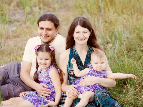 Família feliz ao ar livre. — Fotografia de Stock