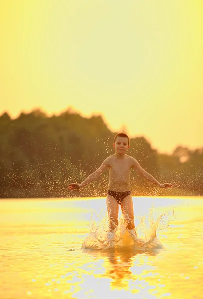 Ragazzo che salta nel fiume — Foto Stock