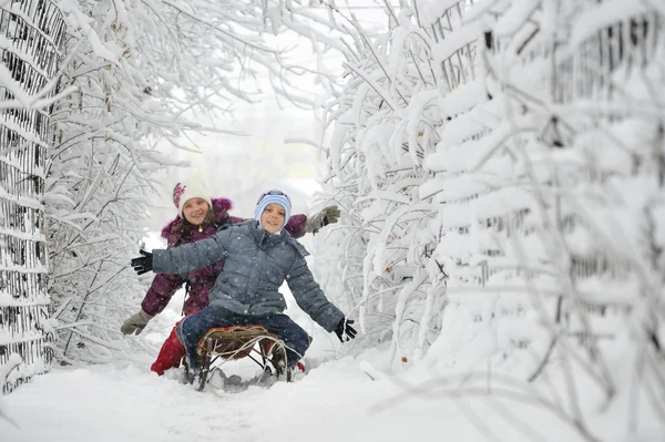 Crianças deslizando no tempo de inverno — Fotografia de Stock