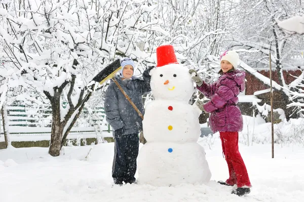 Χιονάνθρωπος και τα παιδιά — Φωτογραφία Αρχείου