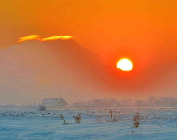 Západ slunce nad vesnicí — Stock fotografie