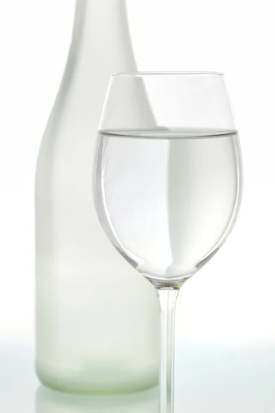 Szkło i butelka na białym tle — Zdjęcie stockowe